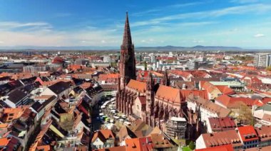Almanya 'daki Freiburg im Breisgau şehrinin havadan görüntüsü. Eski Freiburg kasabasının görkemli Gotik katedrali ve tarihi binaları. Drone yörünge atışı