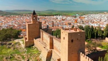 İspanya, Endülüs 'teki Antequera şehrinin tarihi merkezinin havadan görünüşü. Eski kasabanın, Katolik kiliselerinin, tarihi binaların ve ortaçağ Alcazaba kalesinin üzerinde uçuyorlar..