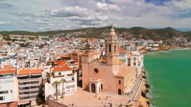 Sitges sahil kasabası ve Iglesia de San Bartolome y Santa Tecla kilisesi güneşli bir günde Katalonya, İspanya