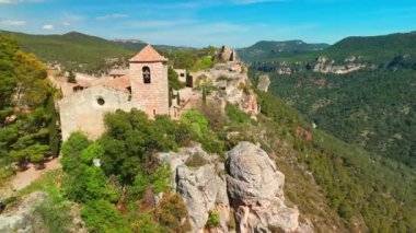 Siurana köyünün havadan görünüşü, İspanya 'daki Siurana Barajı' na bakan Prades Dağları 'ndaki bir yamacın tepesine tünemişti.