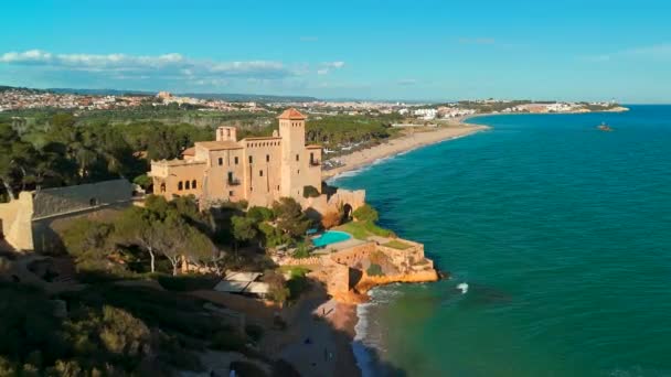 西班牙加泰罗尼亚 科斯塔多拉达 塔拉戈纳附近的塔马里特城堡的空中景观 西班牙Costa Dorada Meditarrenian海岸的塔马里特古堡 — 图库视频影像