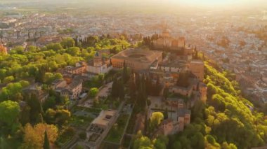 Granada, Endülüs, İspanya 'da günbatımında tarihi Alhambra sarayının hava manzarası. Bu güzel akşamda eski Arap kalesi Alhambra 'da. Granada şehir manzarasının hava aracı görüntüleri.