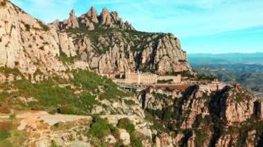 Montserrat Dağı 'nın Barcelona, Katalonya, İspanya' daki Santa Maria de Montserrat manastırının havadan görünüşü. Montserrat Manastırı 'nın insansız hava aracı görüntüsü. Saint Benedict Manastırı' nın manastırı. 