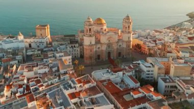 Cadiz, Endülüs, İspanya 'da günbatımında Santa Cruz Katedrali ve Atlantik okyanus kıyısının hava manzarası. Drone yörünge atışı