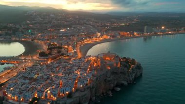 Peniscola, İspanya 'nın başkenti Valencia' nın başkenti Costa del Azahar 'da yer alan bir sahil kentidir. Orta Çağ İspanyol kasabasının insansız hava aracı çekimleri