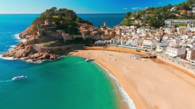 İspanya 'nın Katalonya kıyısındaki Costa Brava Akdeniz kıyısındaki muhteşem Tossa de Mar kasabası. Turkuaz renkli suyu olan güzel bir sahil ve yaz boyunca Katalonya 'da Tossa de Mar kalesi..