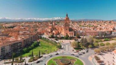 Guadix 'in eski şehri, Granada, Endülüs, İspanya. Tarihi Katedral binası, Alcazaba de Guadix kalesi ve arka plandaki Sierra Nevada sıradağları karla kaplı. 