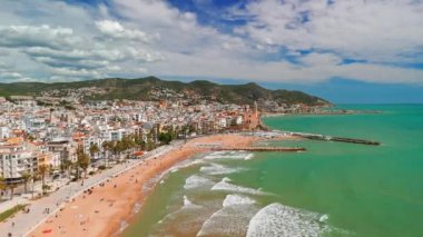 Sitges sahil kasabasının havadan görünüşü. Sitges şehir plajı ve Iglesia de San Bartolome y Santa Tecla Kilisesi Sitges, Katalonya, İspanya 'da güneşli bir günde