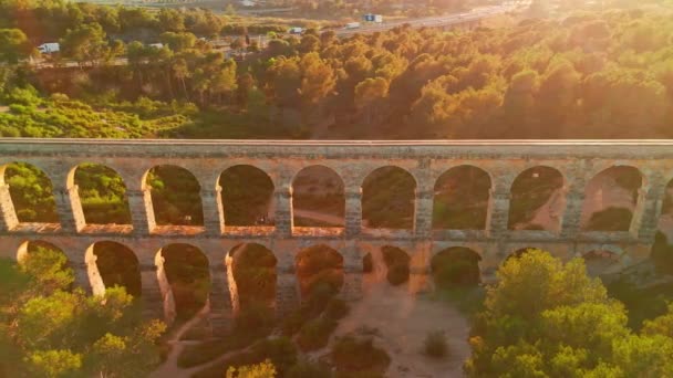 ディーブル Pont Del Diable あるいはデビル ブリッジ Devil Bridge 現在スペインのカタルーニャにあるタラコの古代都市に水を供給するために建設された 日没の空中眺望 — ストック動画