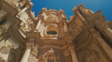 Valencia, İspanya 'daki Valencia Katedrali' nin güzel yüzü. Steadicam, Catedral de Valencia kilisesinin güneşli bir günde çekilmiş görüntülerini yayınlıyor. Popüler turizm merkezi
