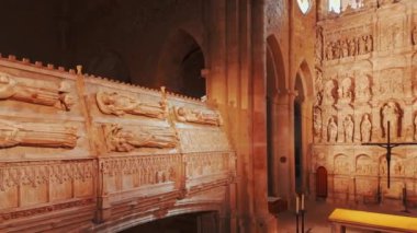 Poblet, İspanya - 4 Nisan 2024: Katalonya, İspanya 'daki Santa Maria de Poblet Kraliyet Manastırı' ndaki ortaçağ sunağının içi. Yavaş görüntüleme