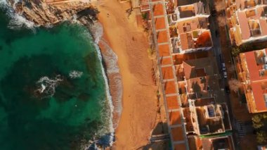 İspanya 'nın başkenti Kosta Brava' da gün doğumunda Calella de Palafrugell 'in güzel ve büyüleyici köyünün hava manzarası. Calella de Palafrugel kasabasındaki Platja Canadell plajının aşağı manzarası.