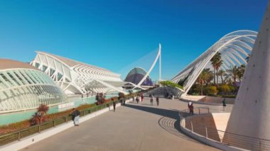 Valencia, İspanya - 9 Nisan 2024 Valencia 'daki ünlü sanat ve bilim şehrinin en iyi manzarası. Bilim Müzesi 'nin modern mimarisi, planetaryum Hemisferic binası ve Lumbracle bahçesi