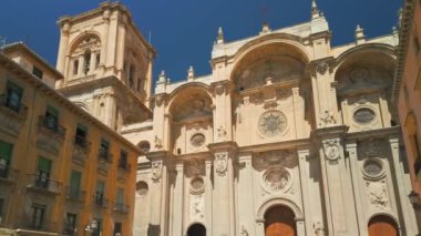 Granada, İspanya 'daki Granada Katedrali' nin güzel yüzü. Güneşli bir günde şehrin eski bir kasabasındaki Catedral de Granada kilisesinin yavaş çekim görüntüleri. Popüler turizm merkezi