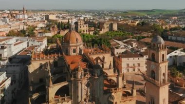 İspanya 'nın Endülüs kentindeki Jerez de la Frontera şehrinin hava manzarası. Jerez Katedrali ve tarihi Fas Alcazar de Jerez de la Frontera Andalucia 'da günbatımında