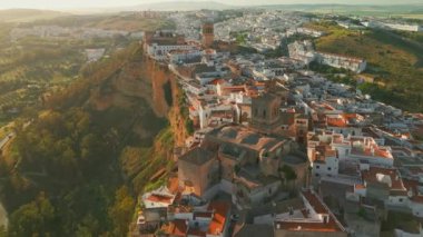 İspanya 'nın Endülüs şehrinde gün batımında Arcos de la Frontera' nın hava manzarası. Endülüs 'teki ünlü pueblos blancos ya da beyaz kasabalarından biri.. 