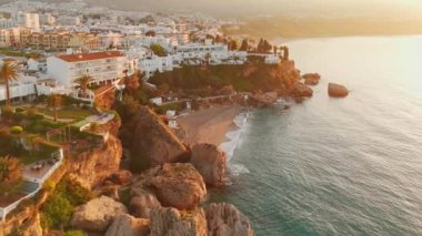 İspanya 'da güneş doğarken, Akdeniz kıyısında Costa del Sol kıyıları inanılmaz. Nerja, Endülüs, İspanya 'daki Playa Carabeo plajının hava manzarası. Lüks villalar, otel tesisi kompleksi ve güzel plaj.