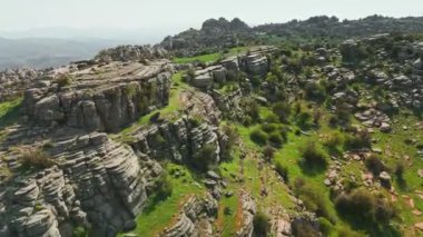 İspanya 'nın Endülüs bölgesindeki Sierra del Torcal sıradağlarındaki Torcal de Antequera doğa koruma alanında Karst manzarası. Arazinin alışılmadık kaya oluşumlarıyla hava aracı görüntüleri.
