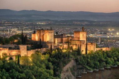 Granada, Endülüs, İspanya 'daki tarihi Alhambra sarayı. Alacakaranlıktaki eski Arap kalesi Alhambra. Granada 'nın ünlü kalesi