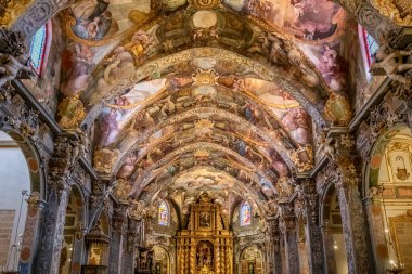 Valencia, İspanya - 15 Haziran 2018: 17. yüzyıl freskler ve Aziz Nikolaos Kilisesi Altar ve Saint Peter şehit Valencia, İspanya
