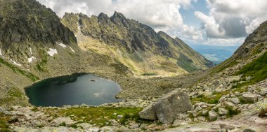 Slovakya 'nın başkenti High Tatras' ta Hruby Vrch yakınlarındaki Capie ve Okruhle Pleso dağlarındaki Panorama 'da. High Tatra bölgesinde ünlü bir yürüyüş rotası.