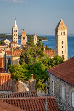 Hırvatistan 'ın başkenti Rab adasındaki bir Rab kasabasının tarihi kuleleri. Katedralin çan kulesi. Kuleleri olan tarihi şehir merkezinin havadan görünüşü. Rab Adası, Dalmaçya bölgesindeki Rab kasabası manzarası, Hırvatistan