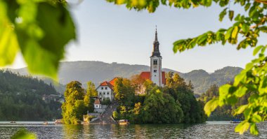 Slovenya 'da gün doğumunda Bled Gölü, yaz panoraması. Bled Gölü 'nün güzel manzarası ve Maria' nın Hacı Kilisesi