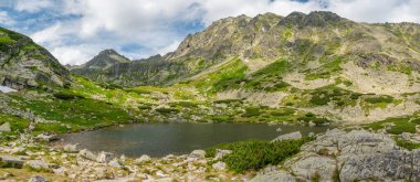 Hruby Vrch yakınlarındaki dağ gölü manzarası High Tatras, Slovakya 'da. High Tatra bölgesinde ünlü bir yürüyüş rotası.