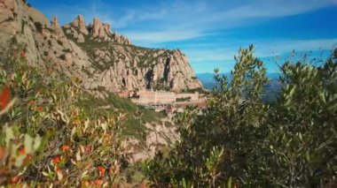 Montserrat Dağı Barcelona, Katalonya, İspanya 'da Santa Maria de Montserrat manastırı ile. Montserrat Manastırı 'nın insansız hava aracı görüntüsü, Saint Benedict Tarikatı' nın manastırı. Yavaş, açıklayıcı çekim