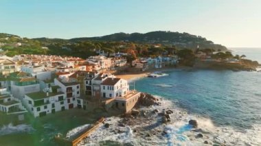 İspanya 'nın başkenti Kosta Brava' da gün doğumunda Calella de Palafrugell 'in güzel ve büyüleyici köyünün hava manzarası.