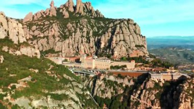 Montserrat Dağı 'nın Barcelona, Katalonya, İspanya' daki Santa Maria de Montserrat manastırının havadan görünüşü. Montserrat Manastırı 'nın insansız hava aracı görüntüsü. Saint Benedict Manastırı' nın manastırı.
