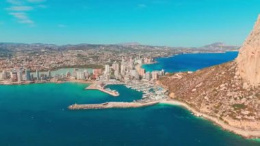 Calp kasabasının havadan görünüşü, Alicante, İspanya. Costa Blanca Akdeniz kıyısı. Calpe şehri ve Penon de Ifac doğal parkı ikonik bir kayayla.