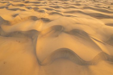 Gündoğumunda Playa del Ingles, Maspalomas, Gran Canaria, Canaria, İspanya 'daki Maspalomas Kumulları' nın yukarıdan aşağı görüntüsü. Çölün görkemli soyut doğa manzarası