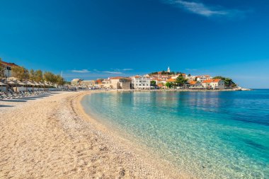 Hırvatistan 'ın Adriyatik Denizi yakınlarındaki büyüleyici Primosten kasabası yakınlarındaki Idyllic plajı. Mükemmel bir yaz tatili gezisi..