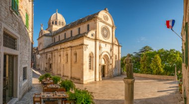 Saint James Katedrali, Sibenik, Dalmaçya, Hırvatistan. Sibenik kasabasındaki ortaçağ Katedrali 'nin panoraması, Hırvatistan' ın ünlü tarihi ve turistik yeri. UNESCO Dünya Mirasları Listesi
