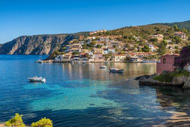 Yunanistan 'ın İyon Denizi' ndeki Kefalonia Adası 'ndaki Assos kasabası. Yunan yazlık tatil beldesi Assos köyü yazın, Cephalonia adası. Yunanistan 'ın güzel deniz kıyıları.