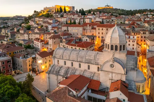 Hırvatistan 'ın Dalmaçya kentinin Sibenik kentindeki Saint James Katedrali' nin hava manzarası. Hırvatistan 'ın ünlü tarihi ve turistik kasabası. UNESCO Dünya Mirasları Listesi.