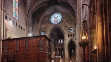 Girona, İspanya - 5 Nisan 2024: Girona Katedrali 'nin içi. Gerona kasabasındaki tarihi katedralin içinde, Katalonya, İspanya