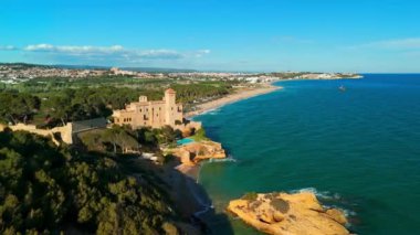 Tarragona yakınlarındaki Castell de Tamarit 'in havadan görünüşü, Costa Dorada, İspanya Katalonya. Costa Dorada Meditarrenian kıyısındaki tarihi Tamarit kalesi, İspanya