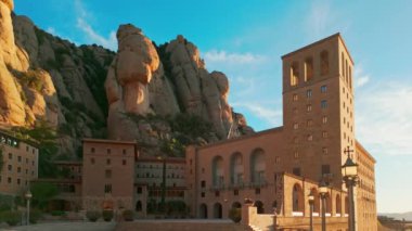 Montserrat Manastırı 'nın iç bahçesi, İspanya' nın Katalonya kentindeki Saint Benedict Manastırı 'nın manastırı. Montserrat Manastırı 'nın ana meydanında gün doğumunda insan yok.