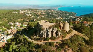 İspanya 'nın Katalonya bölgesindeki Akdeniz kıyısındaki Costa Brava kıyısındaki Begur kentindeki ortaçağ Begur şatosunun üzerinde uçuyorlar. Hava görünümü 