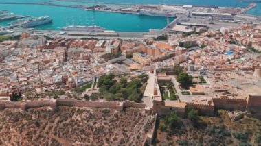 Almerya Alcazaba 'nın havadan görünüşü, İspanya, Endülüs, Almerya' da güçlendirilmiş bir tesis. Almerya 'daki tarihi kale, Endülüs bölgesi, İspanya