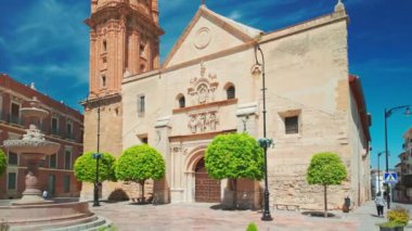 Endülüs 'ün tarihi merkezi Antequera' da San Sebastian meydanındaki Parroquia San Sebastian Kilisesi. Yavaş çekim, sabit kamera görüntülerini ortaya çıkarıyor
