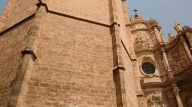 Valencia, İspanya 'daki Valencia Katedrali' nin güzel yüzü. Steadicam, Catedral de Valencia kilisesinin güneşli bir günde çekilmiş görüntülerini yayınlıyor. Popüler turizm merkezi