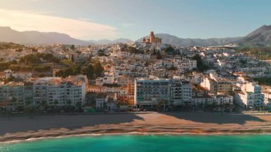 Altea sahil kasabası ve günbatımında Nostra Senyora del Consol kilisesi, Valencia Topluluğu, İspanya. İspanya 'da güzel Akdeniz kıyıları Costa Blanca. 
