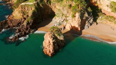 İnanılmaz Costa Brava kıyıları İspanya 'da Akdeniz boyunca uzanır. İspanya 'nın Katalonya kentindeki Begur kasabası yakınlarındaki ikonik kayasıyla Platja de Illa Roja' nın hava manzarası. İspanya 'da güzel bir seyahat yeri