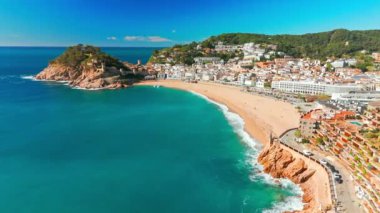 İspanya 'nın Katalonya kıyısındaki Costa Brava Akdeniz kıyısındaki muhteşem Tossa de Mar kasabası. Turkuaz renkli suyu olan güzel bir sahil ve yaz boyunca Katalonya 'da Tossa de Mar kalesi..