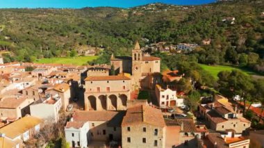 Girona, Katalonya, İspanya yakınlarındaki Castell DAro 'daki Benedormiens kalesinin hava manzarası. Tarihi Katalunya kasabasındaki ortaçağ kalesi. Castell de Benedormiens İHA yörünge atışı
