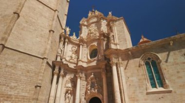 Valencia, İspanya 'daki Valencia Katedrali' nin güzel yüzü. Steadicam, Catedral de Valencia kilisesinin güneşli bir günde çekilmiş görüntülerini yayınlıyor. Popüler turizm merkezi