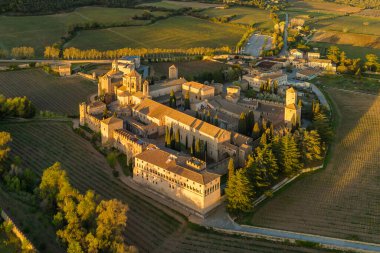 İspanya Katalonya 'daki Santa Maria de Poblet Kraliyet Manastırı' nın havadan görünüşü. Güneşin doğuşunda Santa Maria de Poblet Reial Monestir 'de. İspanya 'daki güzel tarihi Poblet manastırı.